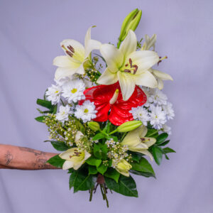 Vysoká kytica s ľaliami a červenou antúriou