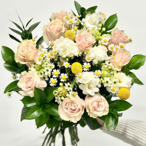Kytica ružových ruží a frézií - čarovná vôňa